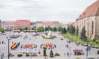 Flashmob inedit! Elevii unui liceu din Cluj au reprodus sigla oficială a Centenarului