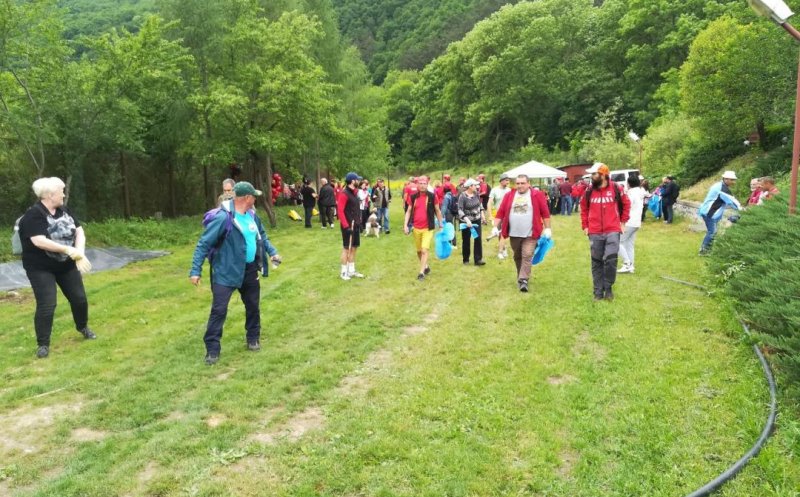 Cei 6.000 de turişti ce au petrecut 1 Mai în ,,Cheile Turzii” și „Cheile Turenilor” au lăsat în urmă mormane de gunoaie