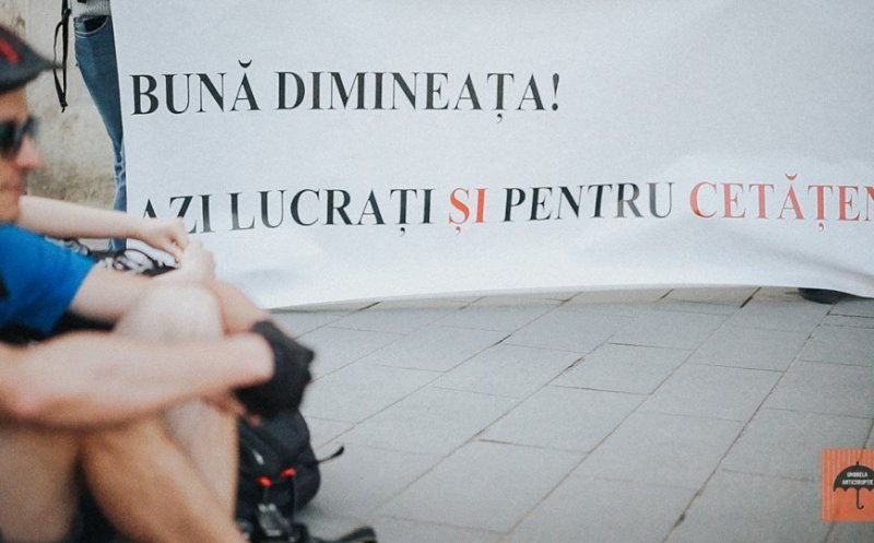 Flashmob la PSD şi UDMR cu aceeaşi întrebare: "Astăzi lucraţi şi pentru cetăţeni?"
