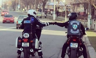 Poliţiştii din Cluj, alături de motociclişti. Ce sfaturi le dau şoferilor şi conducătorilor pe două roţi