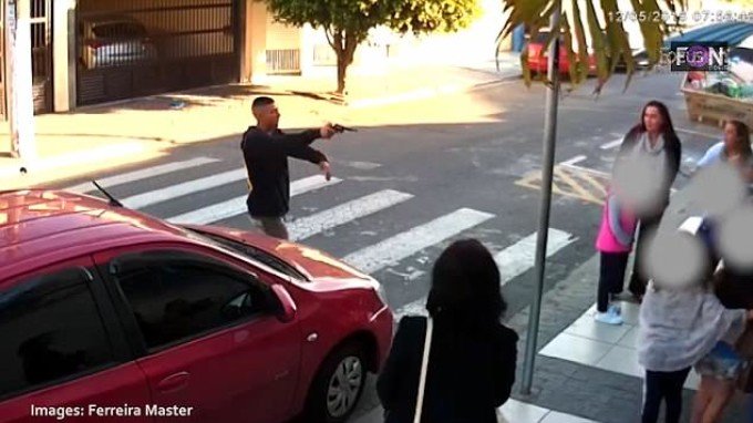 A vrut să jefuiască câteva mame în fața unei școli particulare. Ideea i-a fost fatală – ATENȚIE, IMAGINI VIOLENTE!