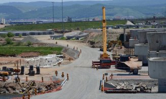 Macara de 600 tone pe "autostrada muzeu" de lângă Cluj. Va monta un imens puzzle 3D