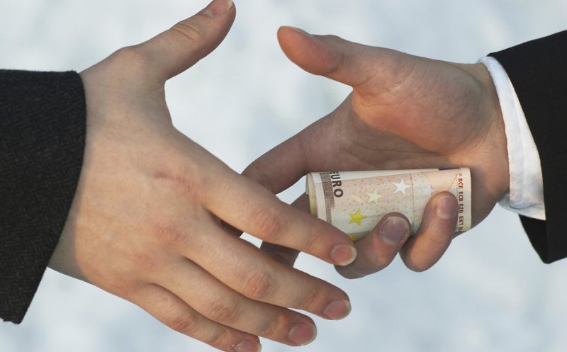 Harta "şpăgilor" în România. Cât "se dă", pe oraşe, în sănătate, învăţământ sau urbanism