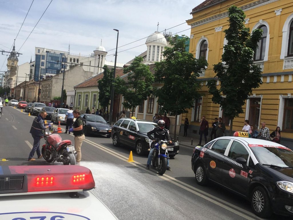 Care este starea poliţistului rănit într-un accident de motocicletă la Cluj. Colegii au donat sânge ca să îi salveze viaţa
