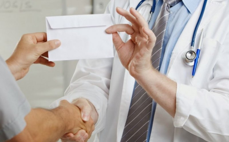 Ministrul Sănătăţii: "Ne-a intrat în sânge să mergem la medic şi să dăm plicul". "Tarifele" din Cluj