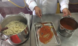 Maeștrii italieni pregătesc viitorii gastronomi din Cluj