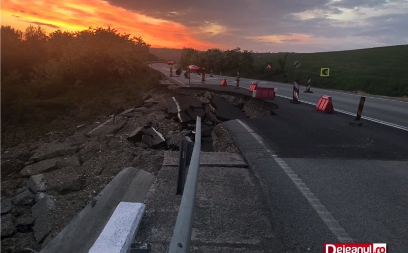 Porțiunea de drum care a luat-o la vale pe șoseaua care leagă Dejul de Baia Mare, reparată în regim de urgență de lucrătorii de la Drumuri și Poduri Cluj