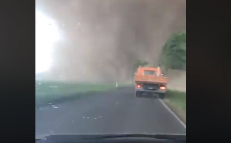 Vremea a luat-o complet razna! O tornadă apărută din senin a rănit cel puţin două persoane