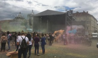 Studenţii "s-au bătut" cu culori în centrul Clujului. O companie dă 1 euro pentru fiecare participant, banii merg către SMURD
