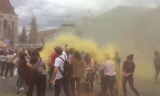 Studenţii "s-au bătut" cu culori în centrul Clujului. O companie dă 1 euro pentru fiecare participant, banii merg către SMURD