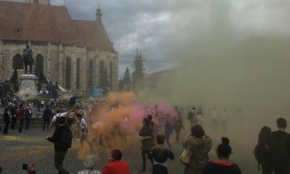 Studenţii "s-au bătut" cu culori în centrul Clujului. O companie dă 1 euro pentru fiecare participant, banii merg către SMURD