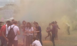 Studenţii "s-au bătut" cu culori în centrul Clujului. O companie dă 1 euro pentru fiecare participant, banii merg către SMURD