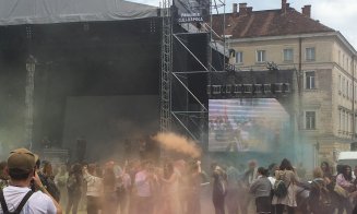 Studenţii "s-au bătut" cu culori în centrul Clujului. O companie dă 1 euro pentru fiecare participant, banii merg către SMURD