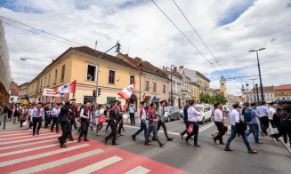 Studenţii "s-au bătut" cu culori în centrul Clujului. O companie dă 1 euro pentru fiecare participant, banii merg către SMURD