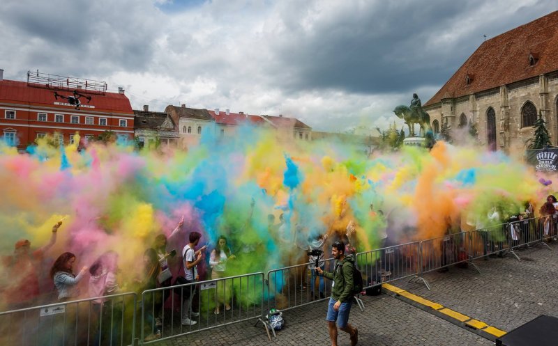 Studenţii "s-au bătut" cu culori în centrul Clujului. O companie dă 1 euro pentru fiecare participant, banii merg către SMURD