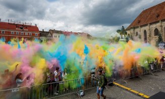 Studenţii "s-au bătut" cu culori în centrul Clujului. O companie dă 1 euro pentru fiecare participant, banii merg către SMURD