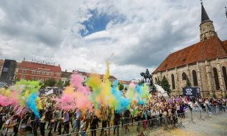 Studenţii "s-au bătut" cu culori în centrul Clujului. O companie dă 1 euro pentru fiecare participant, banii merg către SMURD
