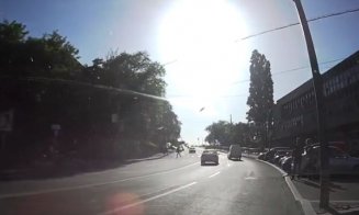 Roşu înseamnă verde la Cluj? Cum au reacţionat doi şoferi grăbiţi la semafor