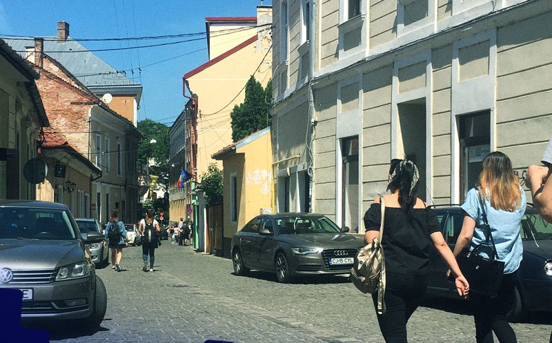 #PietonalePentruPietoni.  O stradă din centrul Clujului se transformă în living urban, animat de artişti: "Centrul vechi e mai mult decât o parcare"