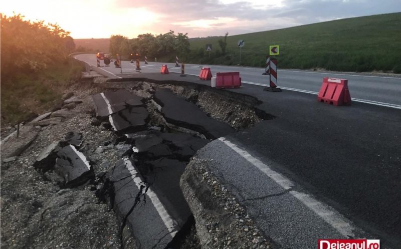 Când va fi remediat "craterul" de pe şoseaua surpată Dej - Baia Mare. Constructorul, bun de plată
