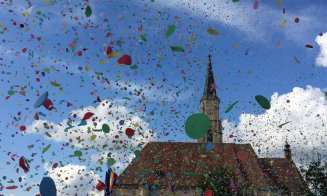 Mii de clujeni la Parada Zilelor Clujului şi confetti - buline în culorile curcubeului