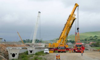 Spectaculos! "Monstrul" de 600 tone se pregăteşe de instalarea grinzilor peste Someş