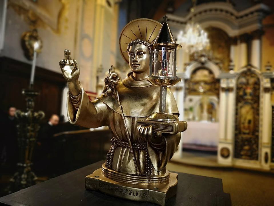 Peste o sută de clujeni se roagă pentru sănătate la moaştele Sfântului Anton