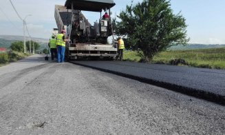 Se toarnă asfalt pe drumul spre Cheile Turzii