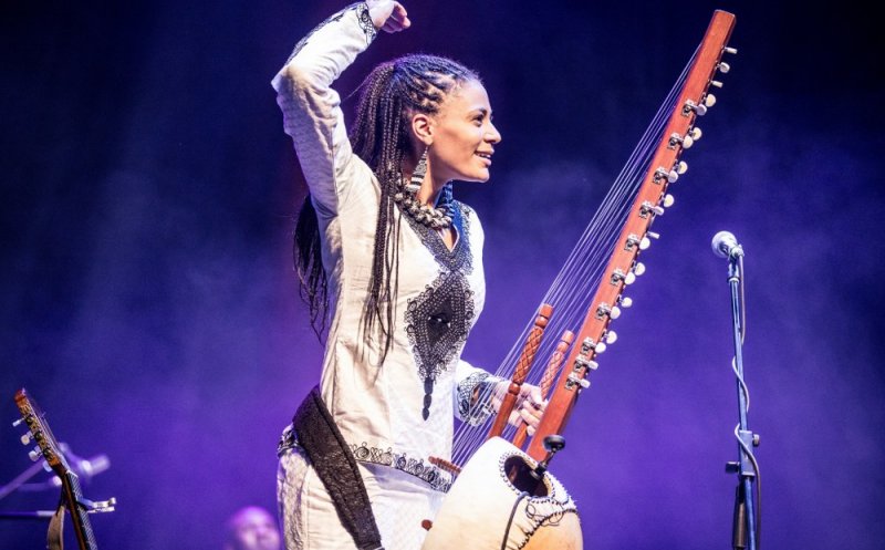 Prima cântăreață la kora din Africa vine la Jazz in the Park
