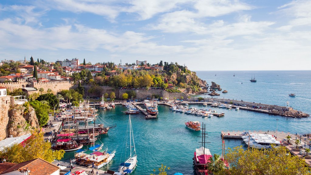 Destinaţii preferate de români în vara lui 2018. Cât costă o vacanţă în Spania, Turcia sau Grecia