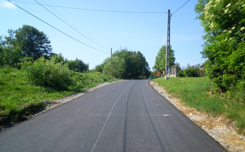 Au fost finalizate lucrările de asfaltare pe drumul județean din Tureni