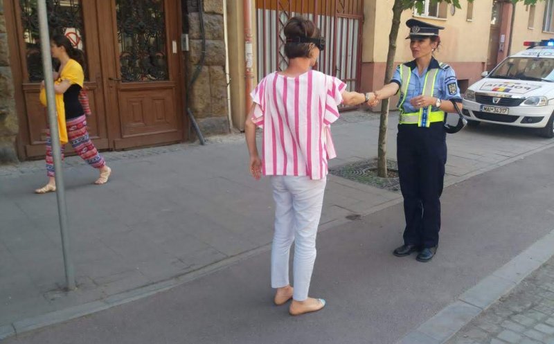 Polițiștii fac educație în trafic. I-au pus pe șoferi și pietoni să poarte ochelari "de bețiv"