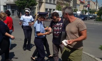 Polițiștii fac educație în trafic în trafic la Cluj. I-au pus pe șoferi și pietoni să poarte ochelari de bețiv sau drogat