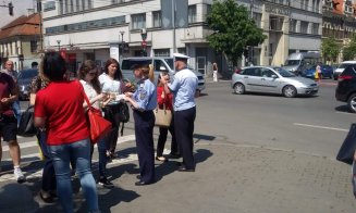 Polițiștii fac educație în trafic în trafic la Cluj. I-au pus pe șoferi și pietoni să poarte ochelari de bețiv sau drogat