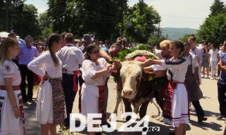 Tradiţii de Rusalii. Fetele nemăritate din Mănăstirea au participat la ”Împănatul boului”