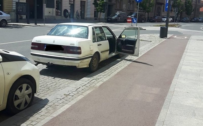 Maşină abandonată în centrul Clujului, cazare pentru persoanele fără adăpost