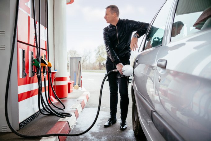 Avem cea mai mare scumpire a benzinei din Europa! Și salarii pe sfert