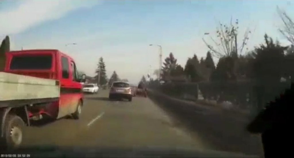 VIDEO CU TRAFICUL DIN CLUJ: "No, hai mă, Qashqai! Dute-n p....!" Cum era să pulverizeze două căruţe un şofer nerăbdător