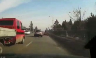 VIDEO CU TRAFICUL DIN CLUJ: "No, hai mă, Qashqai! Dute-n p....!" Cum era să pulverizeze două căruţe un şofer nerăbdător