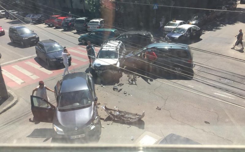 Accident de toată pomina pe strada București. Trei mașini, "împrăştiate" în intersecţie
