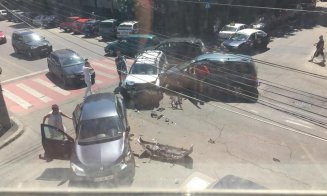 Accident de toată pomina pe strada București. Trei mașini, "împrăştiate" în intersecţie
