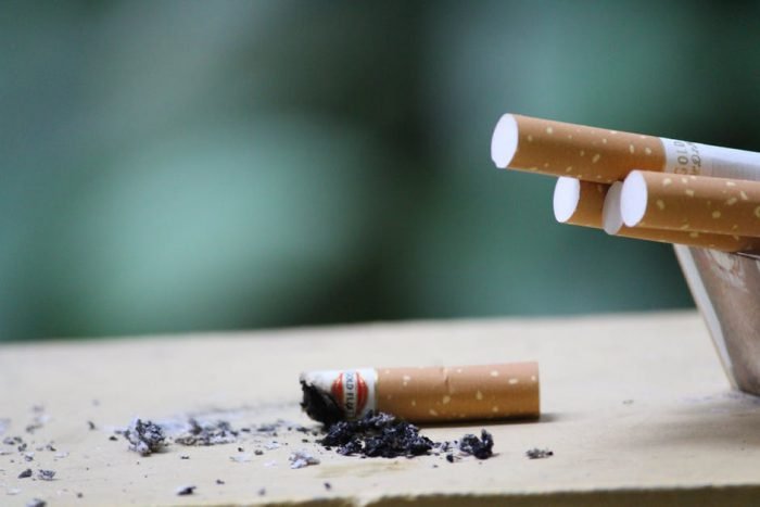 Românii mor pe capete din cauza fumatului. Unul din trei tineri cu vârsta de peste 15 ani este fumător