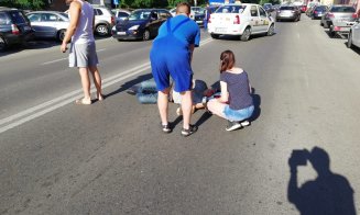 Bărbat lovit de maşină la Cluj: "A ieşit şi a vrut să traverseze în fugă, cu o pâine. Numa' l-am văzut pe capotă"