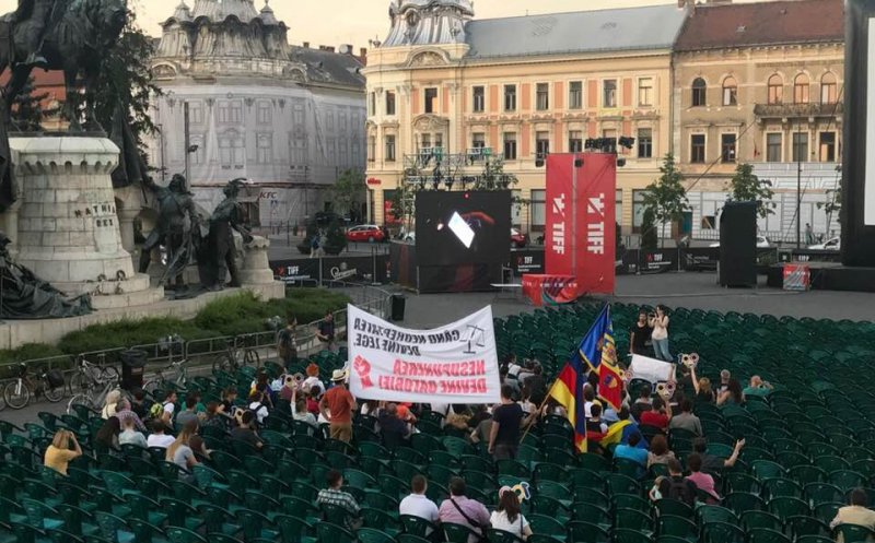 Imaginea zilei la TIFF. Clujenii cer o nouă proiecţie "De ce eu?", în Unirii