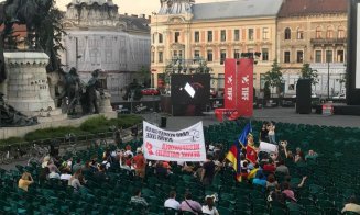 Imaginea zilei la TIFF. Clujenii cer o nouă proiecţie "De ce eu?", în Unirii