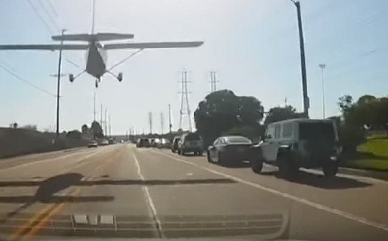 Imagini șocante. Aterizare de urgență a unui avion pe o șosea din Los Angeles