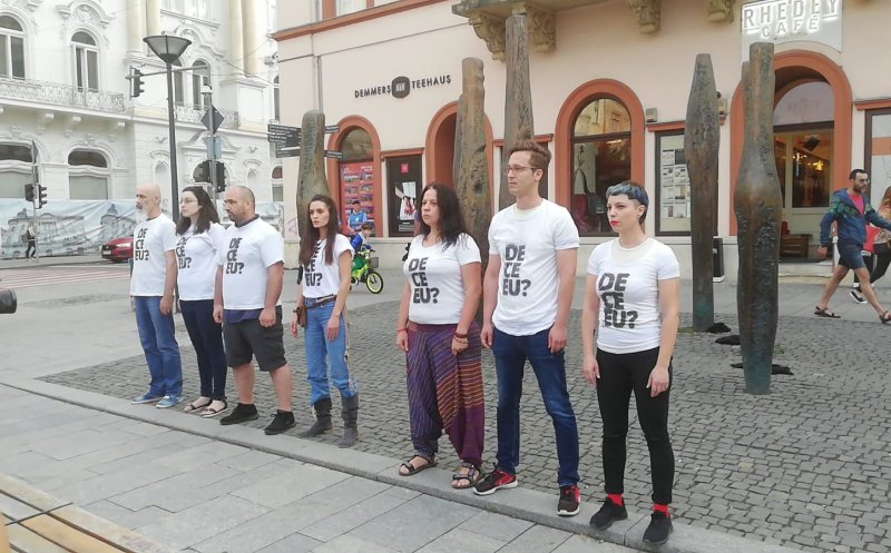 Protest împotriva deciziei CCR de revocare a șefei DNA. Flashmob inedit la ”Stâlpii împușcați”