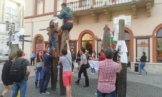 Protest împotrica deciziei CCR de revocare a șefei DNA. Flashmob inedit la ”Stâlpii împușcați”
