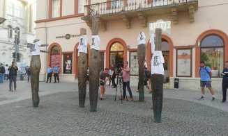 Protest împotrica deciziei CCR de revocare a șefei DNA. Flashmob inedit la ”Stâlpii împușcați”