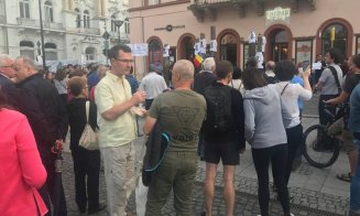 ”Stâlpii împușcați” din Cluj, îmbrăcaţi în tricouri cu mesajul ”De ce eu?”. Tudor Giurgiu: "Mi-am adus aminte de Piaţa Universităţii 1990, ne-nto